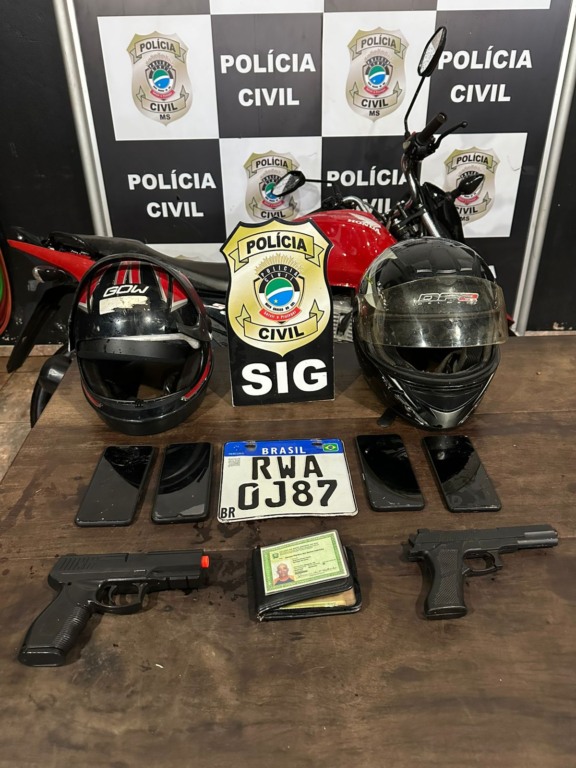 Simulacros utilizados no crime foram apreendios. Moto da vítima foi recuperada | Foto: Divulgação/PCMS