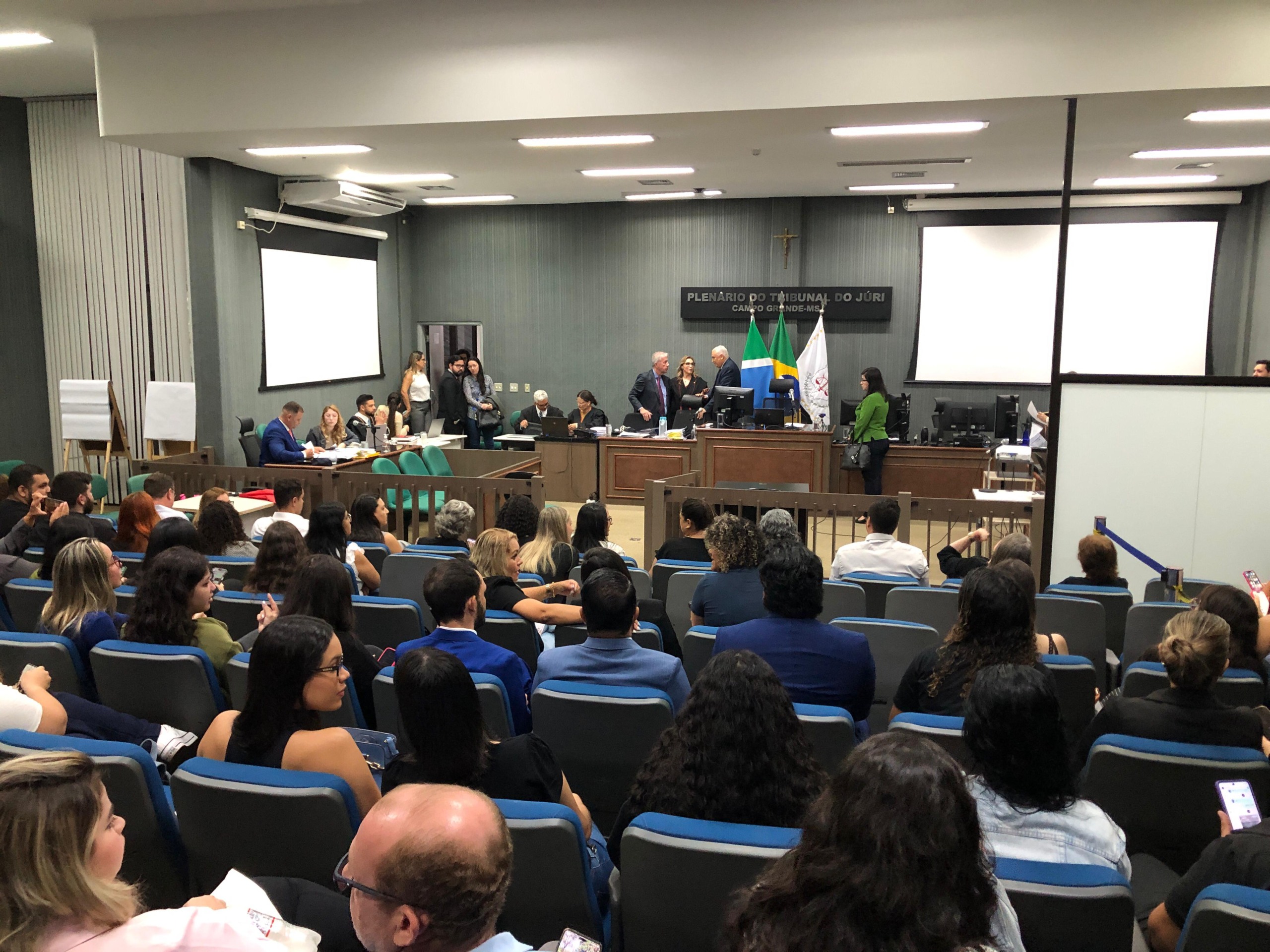 Plenário do Tribunal do Júri já estava com todas as cadeiras ocupadas antes do início do julgamento