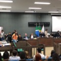 Momento em que os réus, Stephanie de Jesus e Christian Campoçano, entram no Tribunal do Júri, em Campo Grande - Foto: Gerson Wassouf/CBN-CG