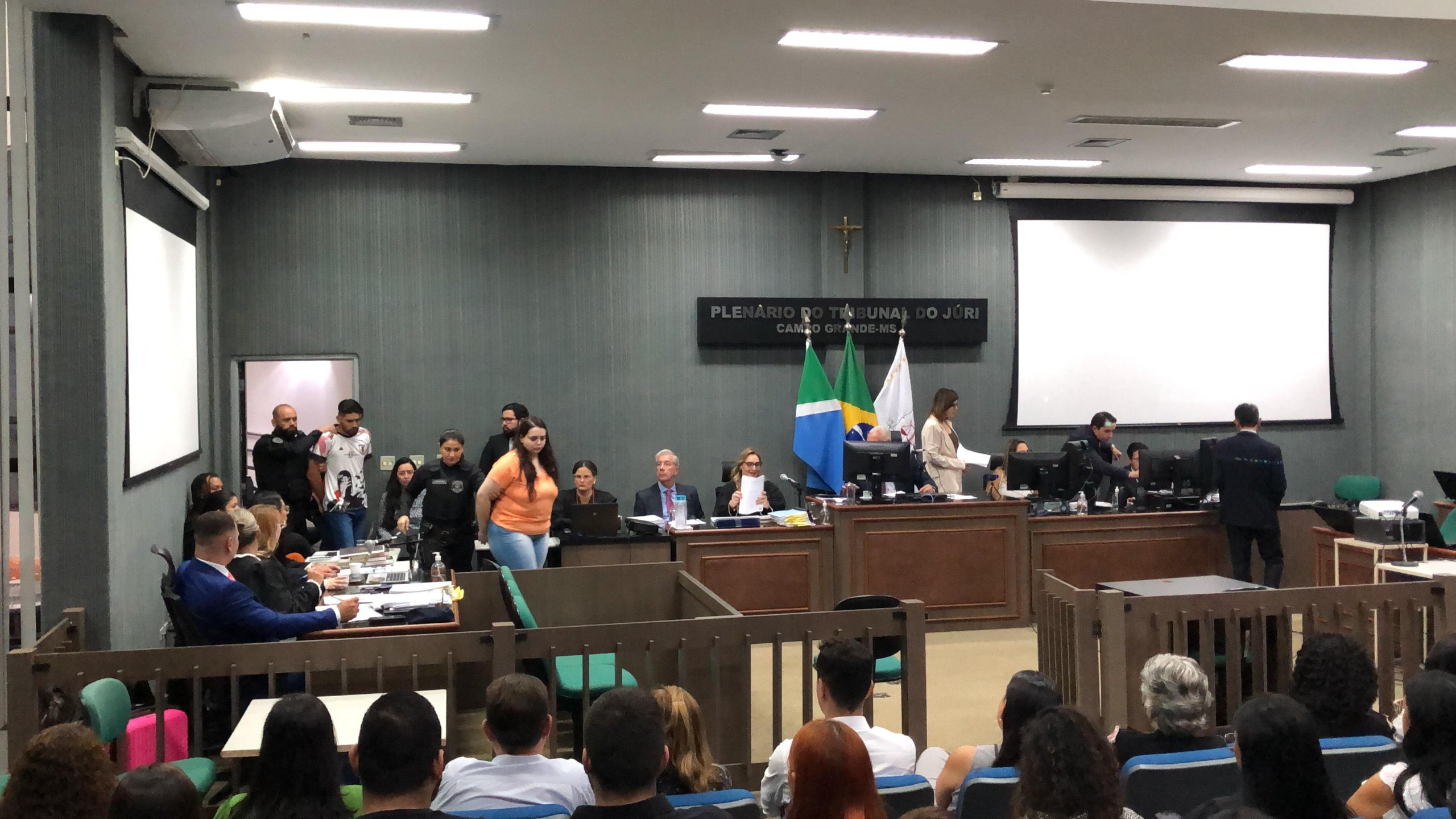 Momento em que os réus, Stephanie de Jesus e Christian Campoçano, entram no Tribunal do Júri, em Campo Grande - Foto: Gerson Wassouf/CBN-CG