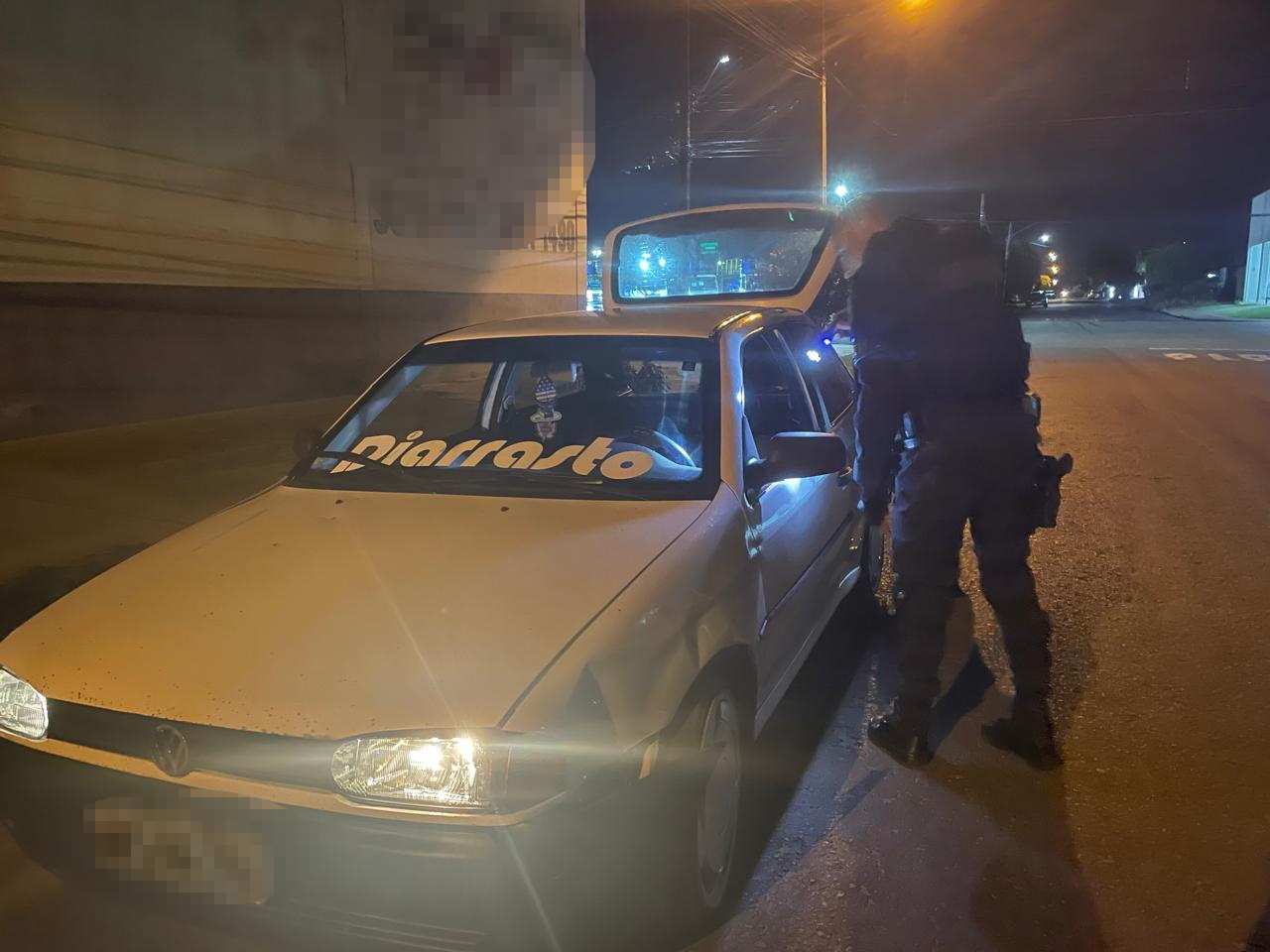 Após ser seguido por vítima, suspeito teria abandonado o carro e tentado fugir a pé.