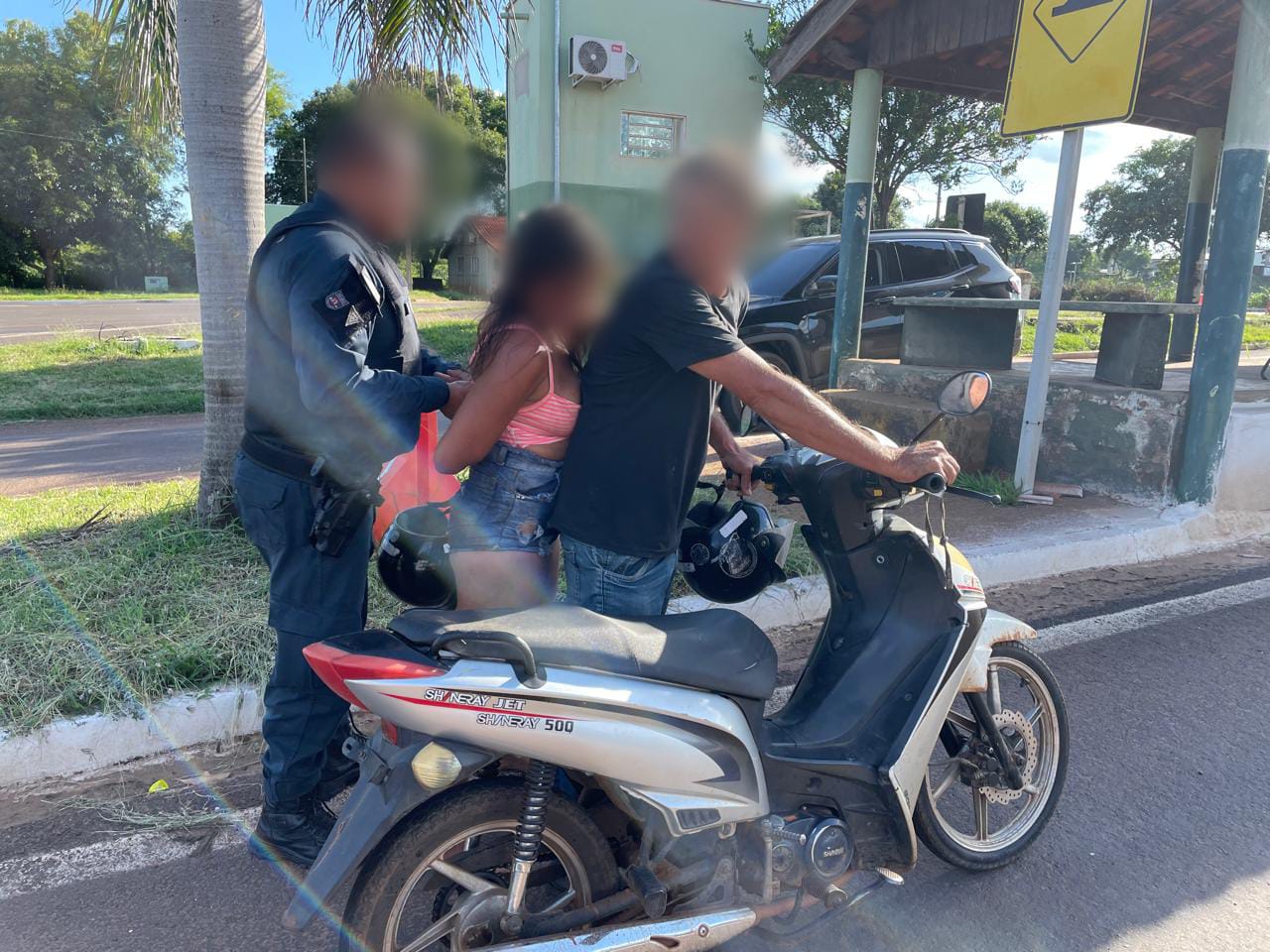 'Namorada' dele teria pulado da moto e se jogado na frente dos carros