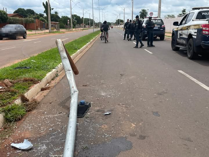 De acordo com a Polícia Militar, o condutor relatou que teria perdido o controle da direção quando tentou desviar de um motociclista.