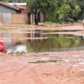 Ruas ficam alagadas com a falta de drenagem.