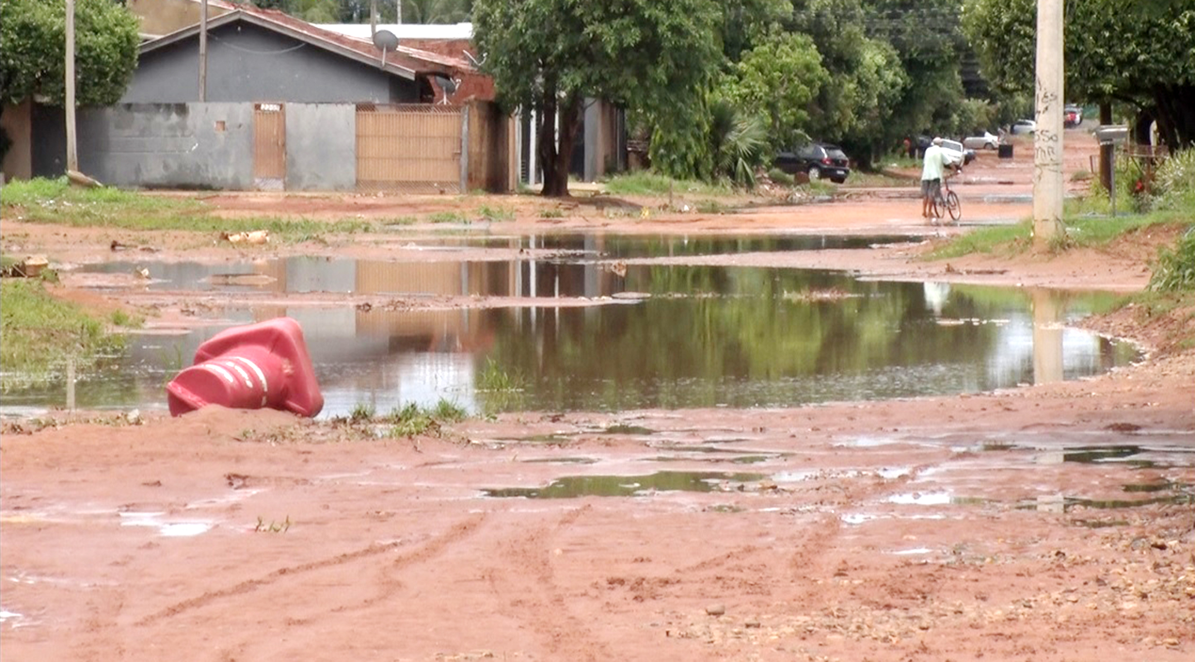 Ruas ficam alagadas com a falta de drenagem.