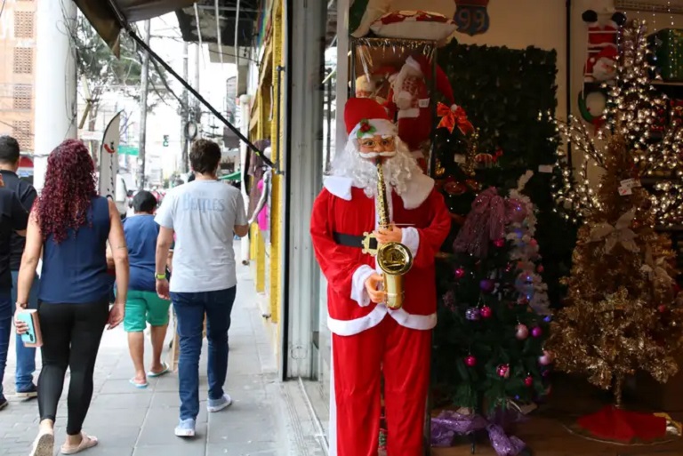 O comércio ficará fechado nesta quarta-feira, 25 de dezembro, e funcionará das 12h às 18h, no dia 26.