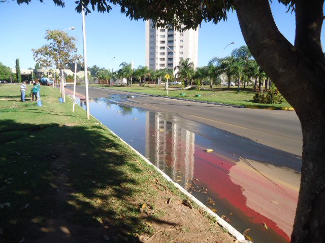 Vereadores cobram medidas preventivas para esgoto transbordando em Três Lagoas.