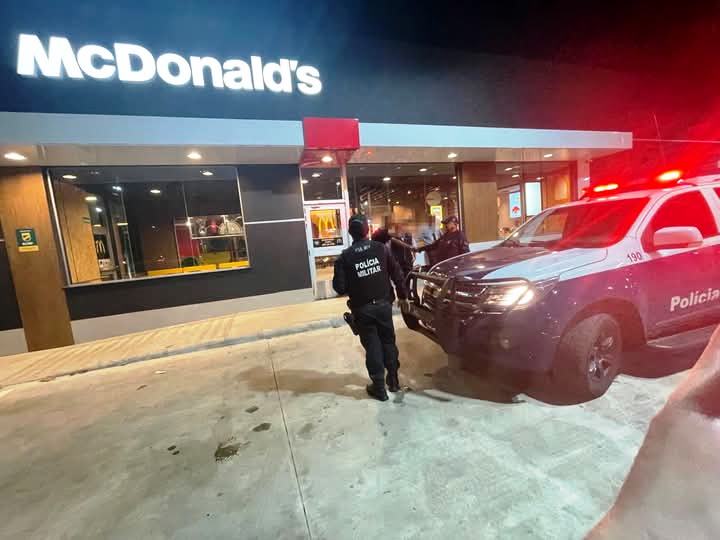 Homem deixou o local logo após a chegada da Polícia Militar.