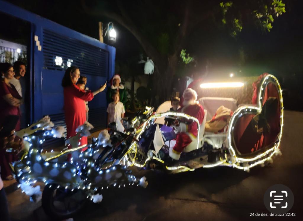 Em 2023, a família de Cristiane Pimentel foi surpreendida pela visita do Papai Noel. | Foto: Arquivo pessoal