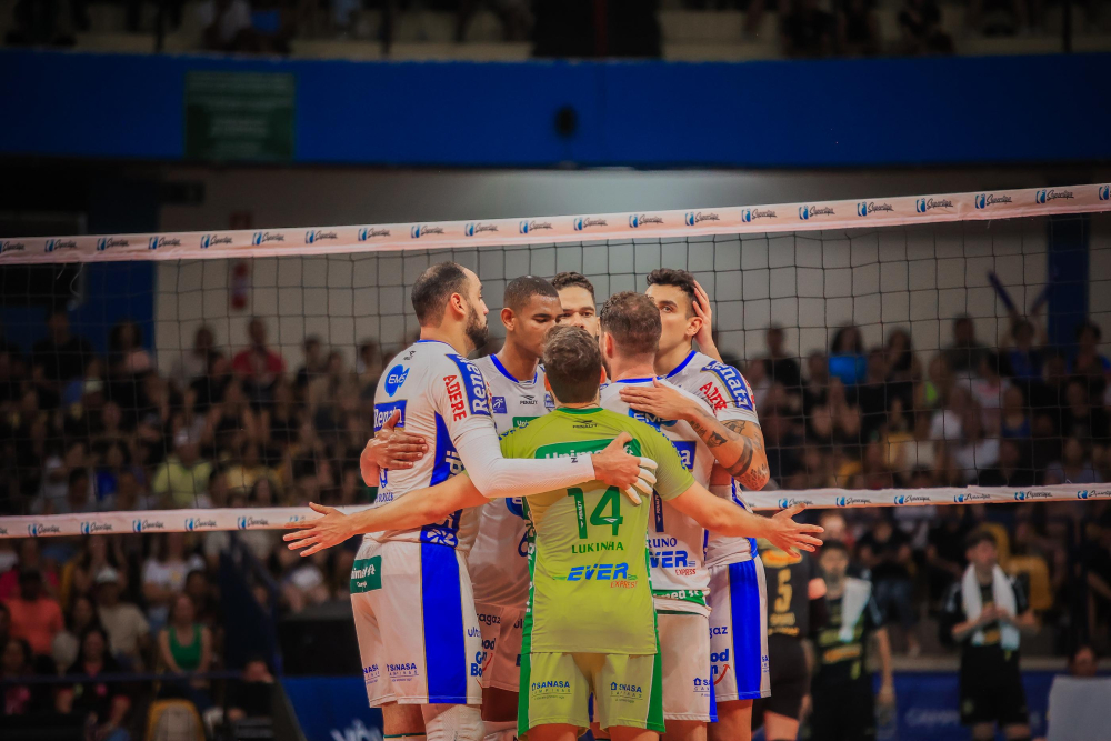 Equipe do Vôlei Renata comemorando após marcar ponto | Foto: Anderson Menezes/Polygon Fotografia