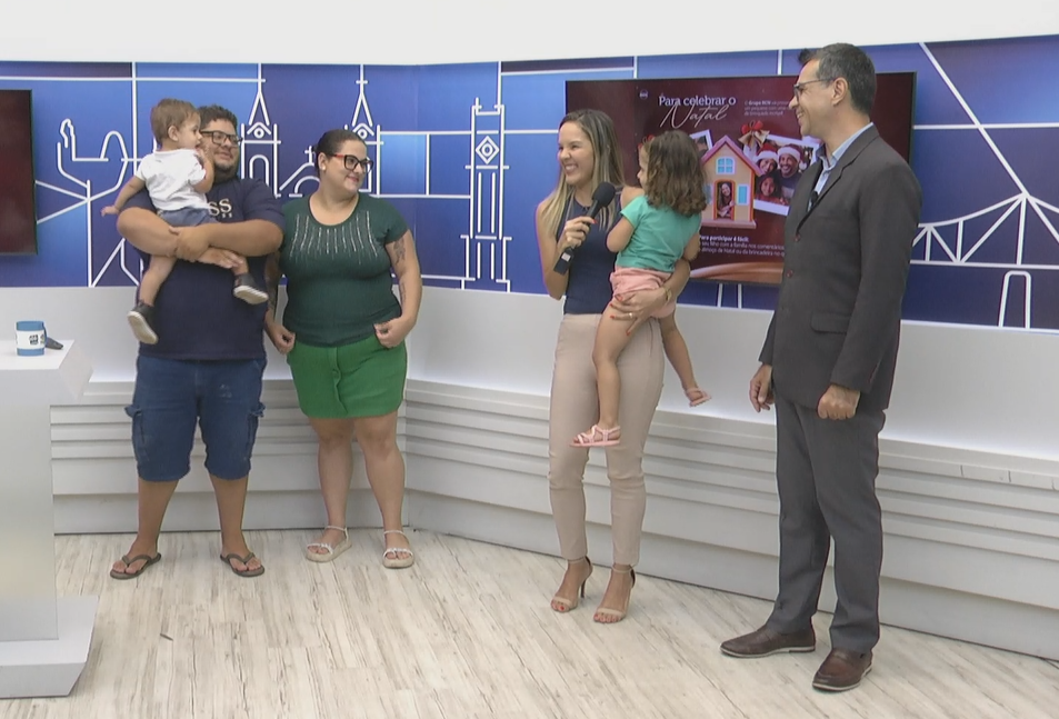 Ganhadores da casinha de boneca da promoção ‘Família é Tudo’ do grupo RCN participam do programa TVC Agora