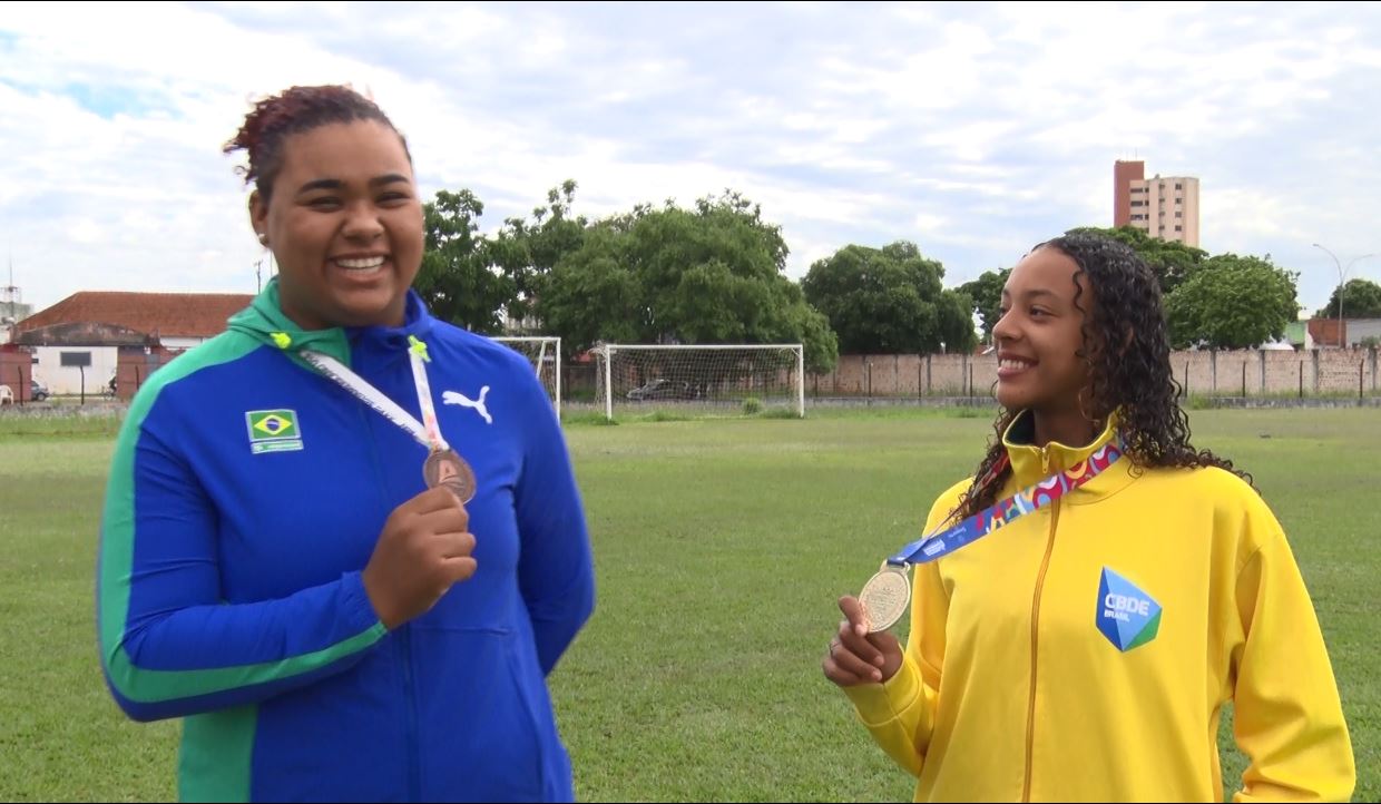 Tia e sobrinha celebram as medalhas de bronze e ouro