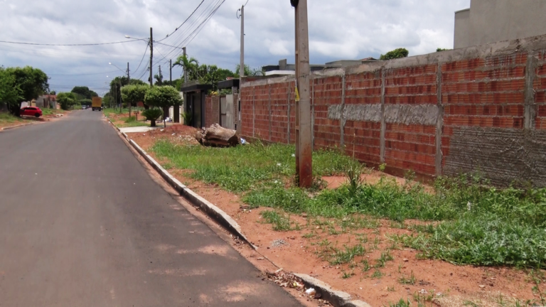 Ausência de calçadas em imóveis localizados em vias asfaltadas também é motivo de autuações.