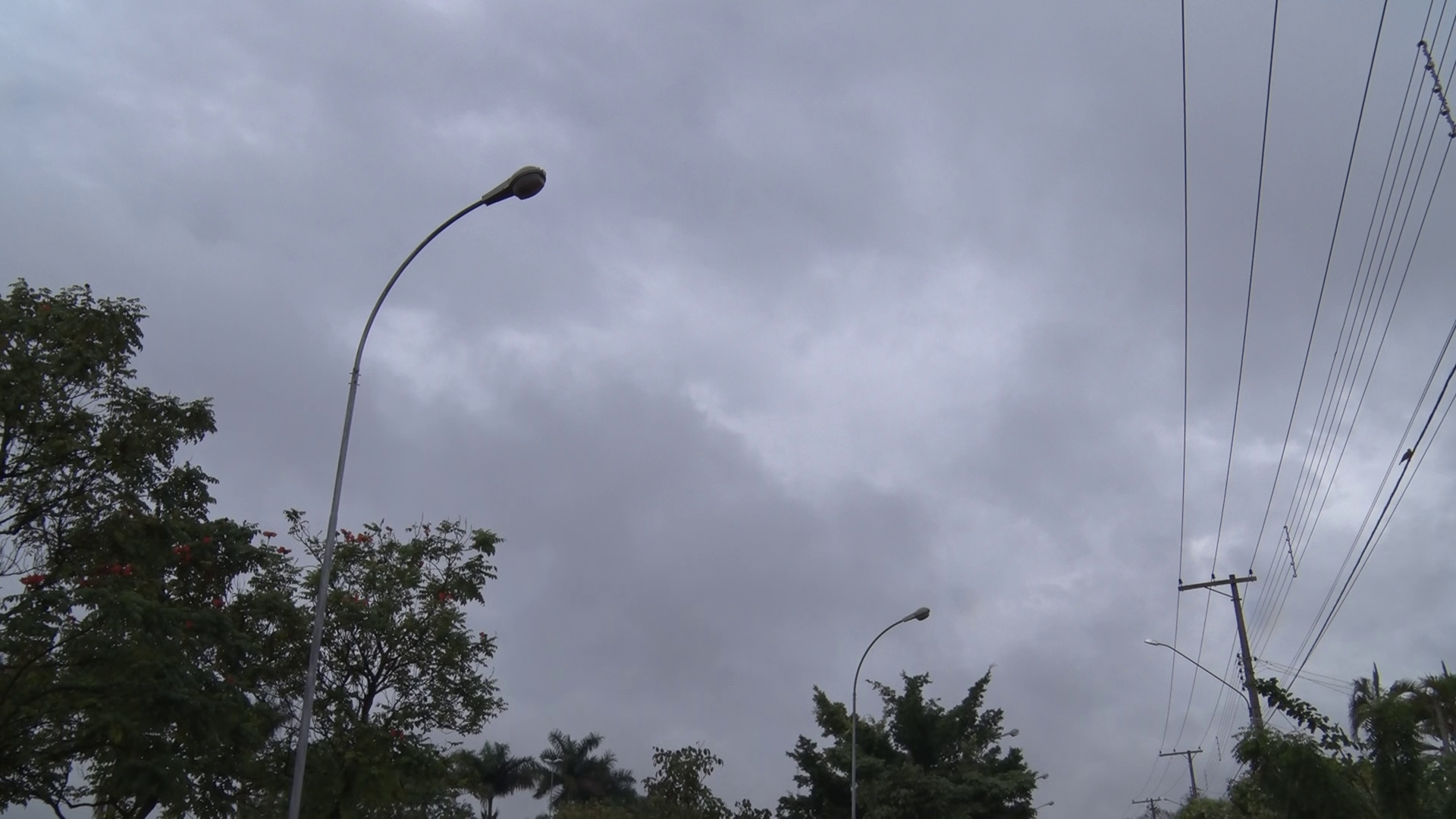 A previsão é de chuva entre 30 milímetros e 60 milímetros por hora (mm/h).