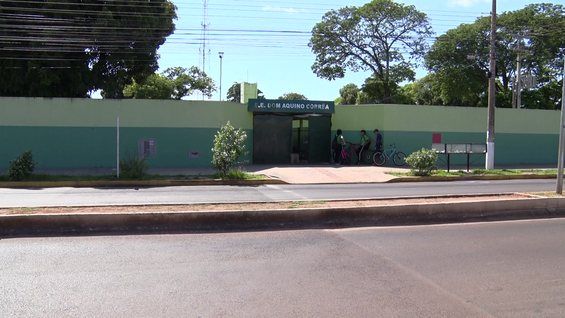 PM mantém uma viatura em frente à escola nos horários de entrada e saída para reforçar a segurança.