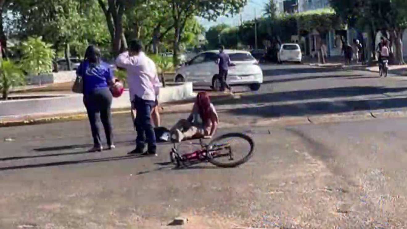 Após atropelar a mulher, o motorista continuou o trajeto sem prestar socorro.