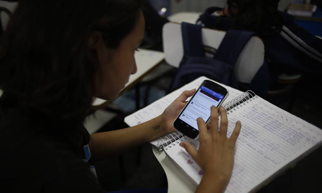 Segundo especilaistas alguns estudantes podem apresentar dificuldades com a limitação do uso de celulares | Foto: Reprodução/ Paula Giolito