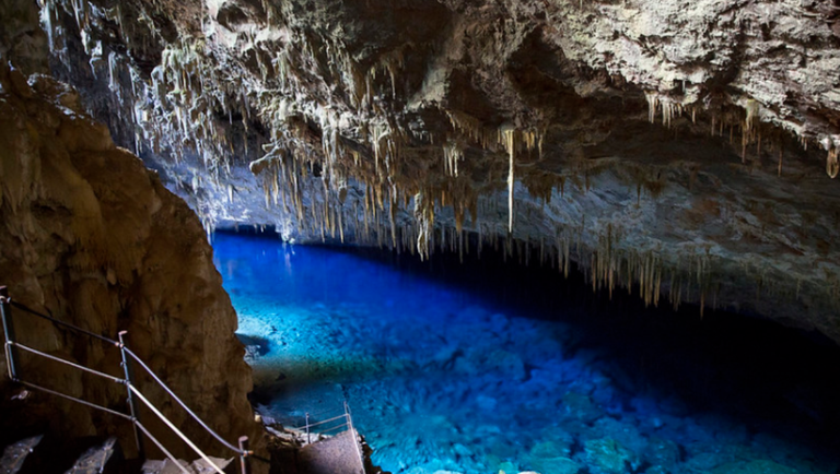 Gruta Lagoa Azul em Bonito