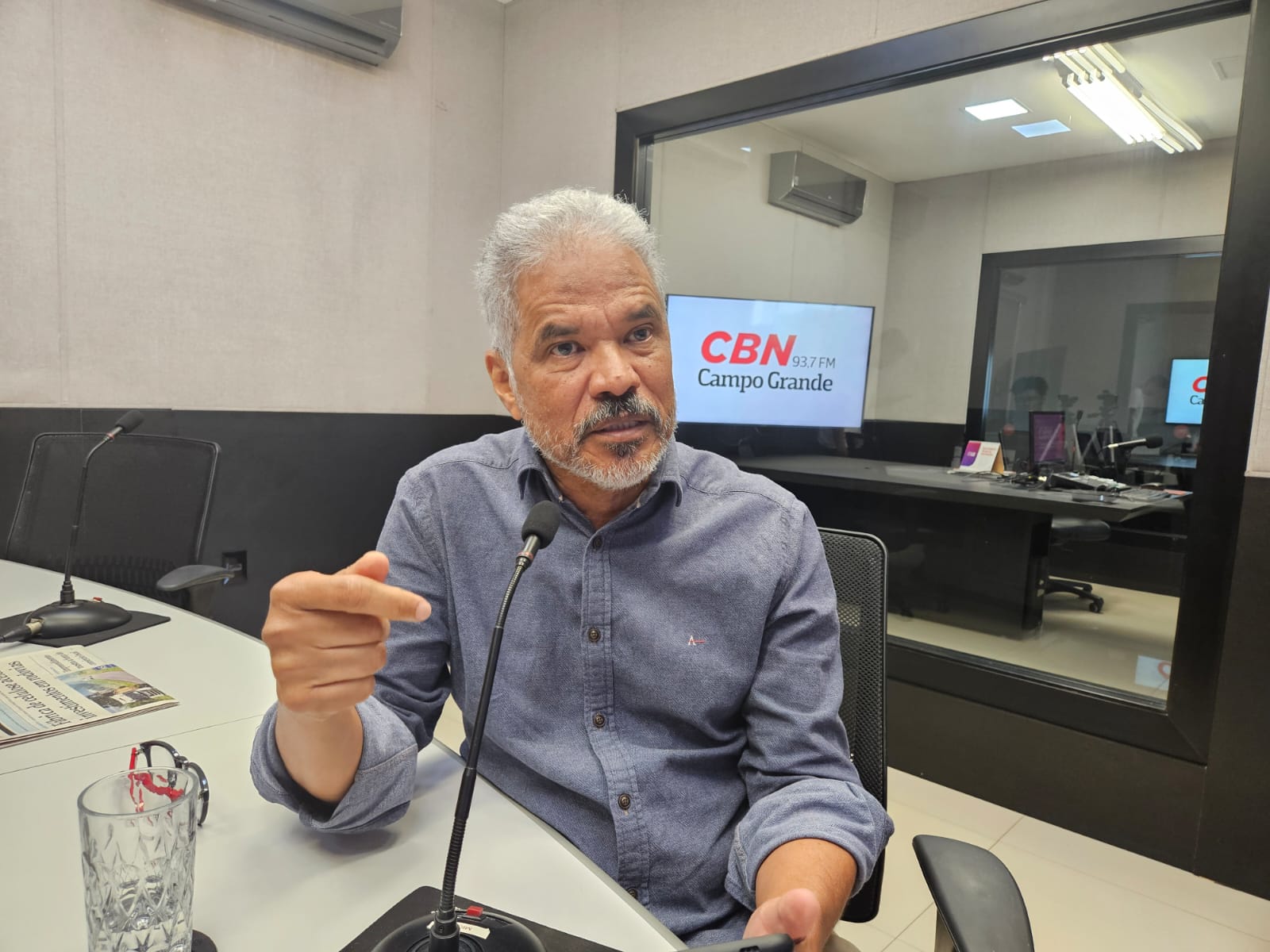 Colunista Adilson Trindade durante Jornal CBN Campo Grande.