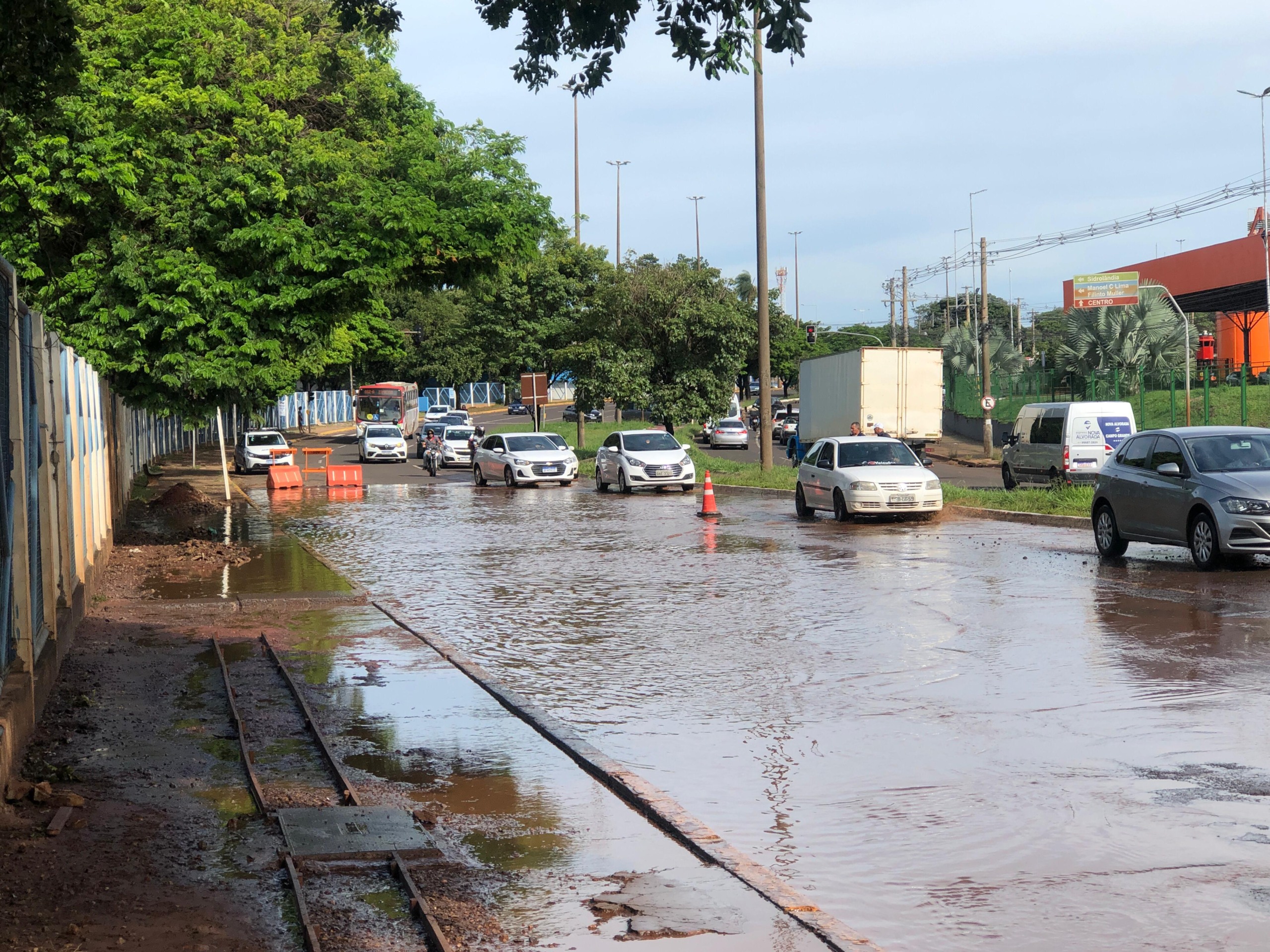 Ponto de alagamento na Avenida Costa e Silva, em frente à UFMS - Foto: Gerson Wassouf/CBN-CG