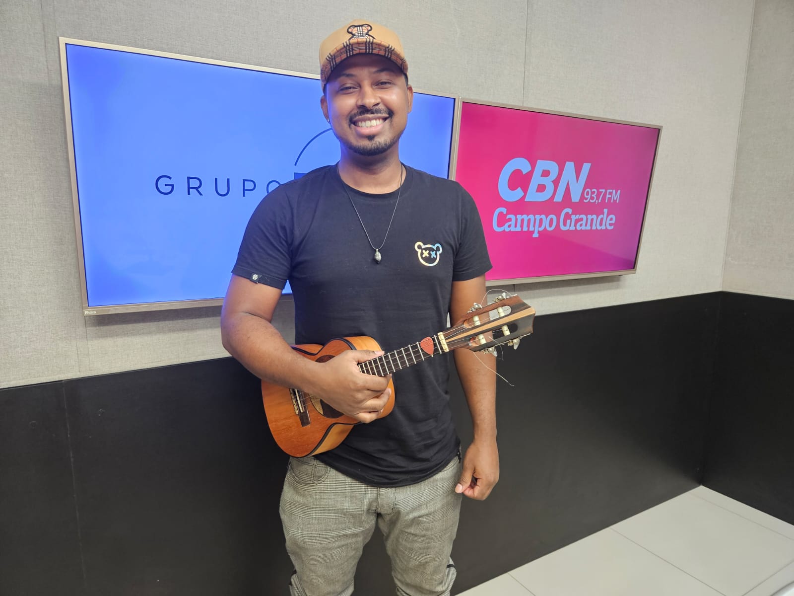 Cantor e compositor, Andinho Castro, nos estúdios da Rádio CBN Campo Grande