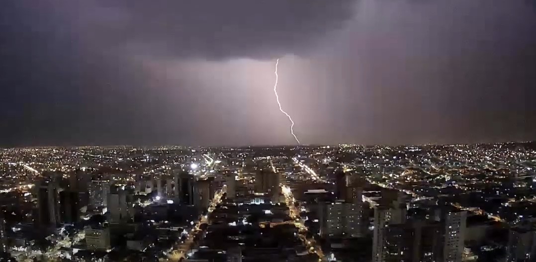 Descargas elétricas em Campo Grande durante tempestade