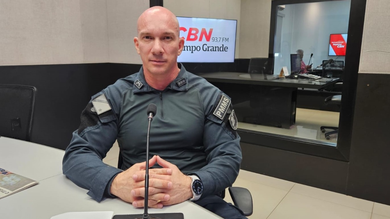 Coronel Cleder Pereira da Silva, no estúdio da rádio CBN Campo Grande 