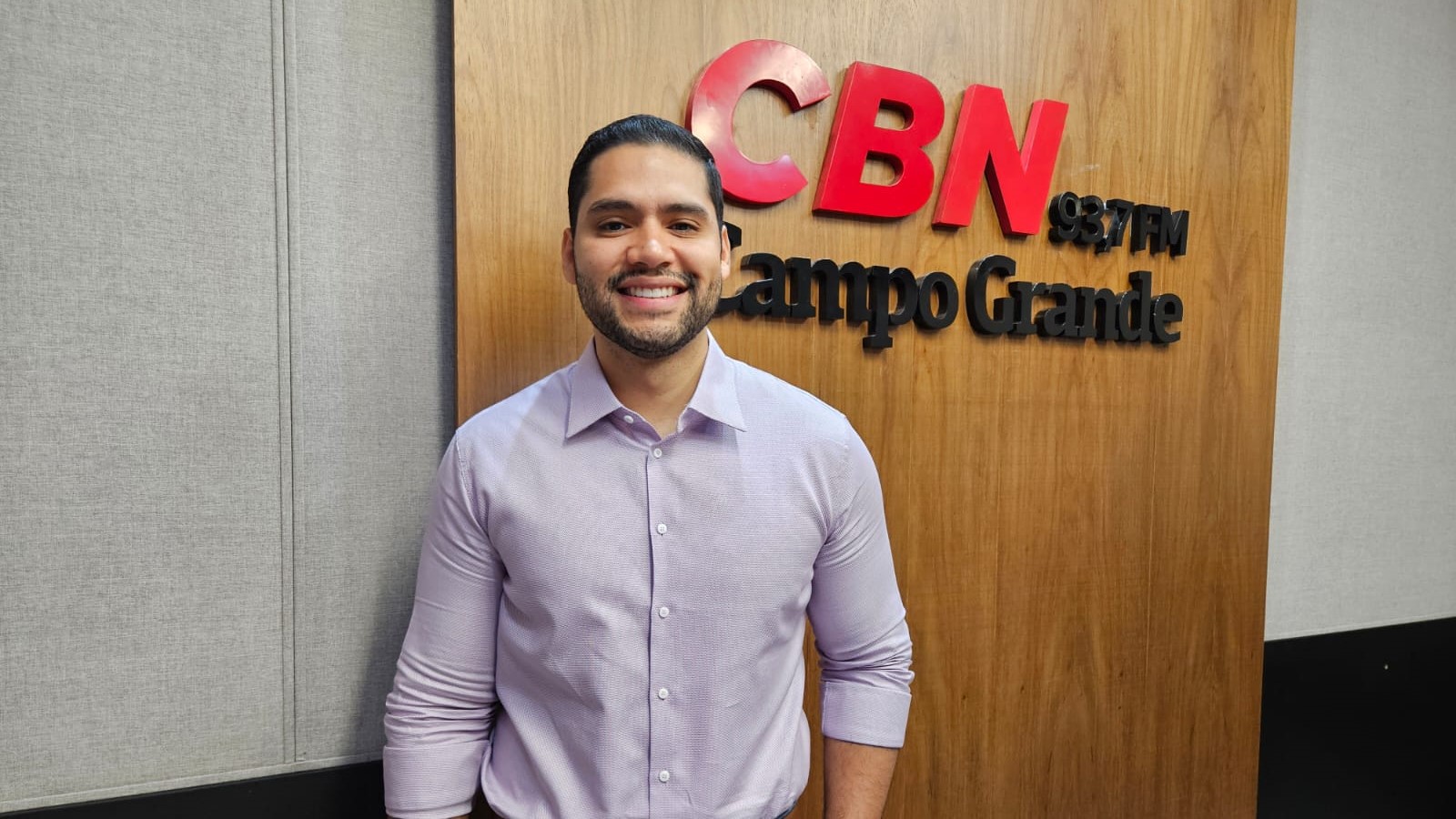 Diego Ferreira, no estúdio da rádio CBN Campo Grande