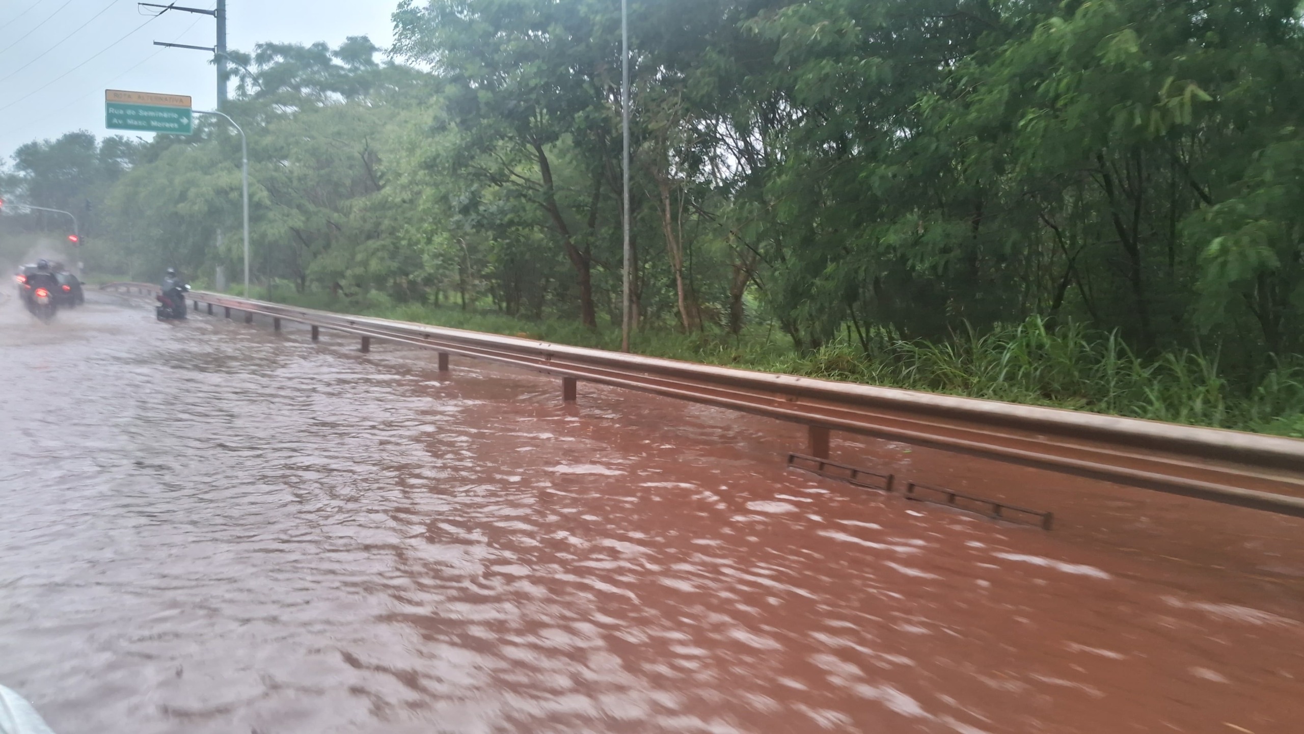 Avenida Presidente Ernesto Geisel é um dos cinco pontos de alagamentos de Campo Grande | Foto: Felipe Arguelho