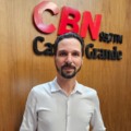 Hewerton Martins, no estúdio da rádio CBN Campo Grande