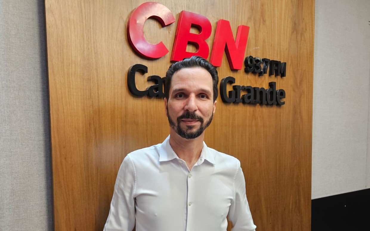 Hewerton Martins, no estúdio da rádio CBN Campo Grande