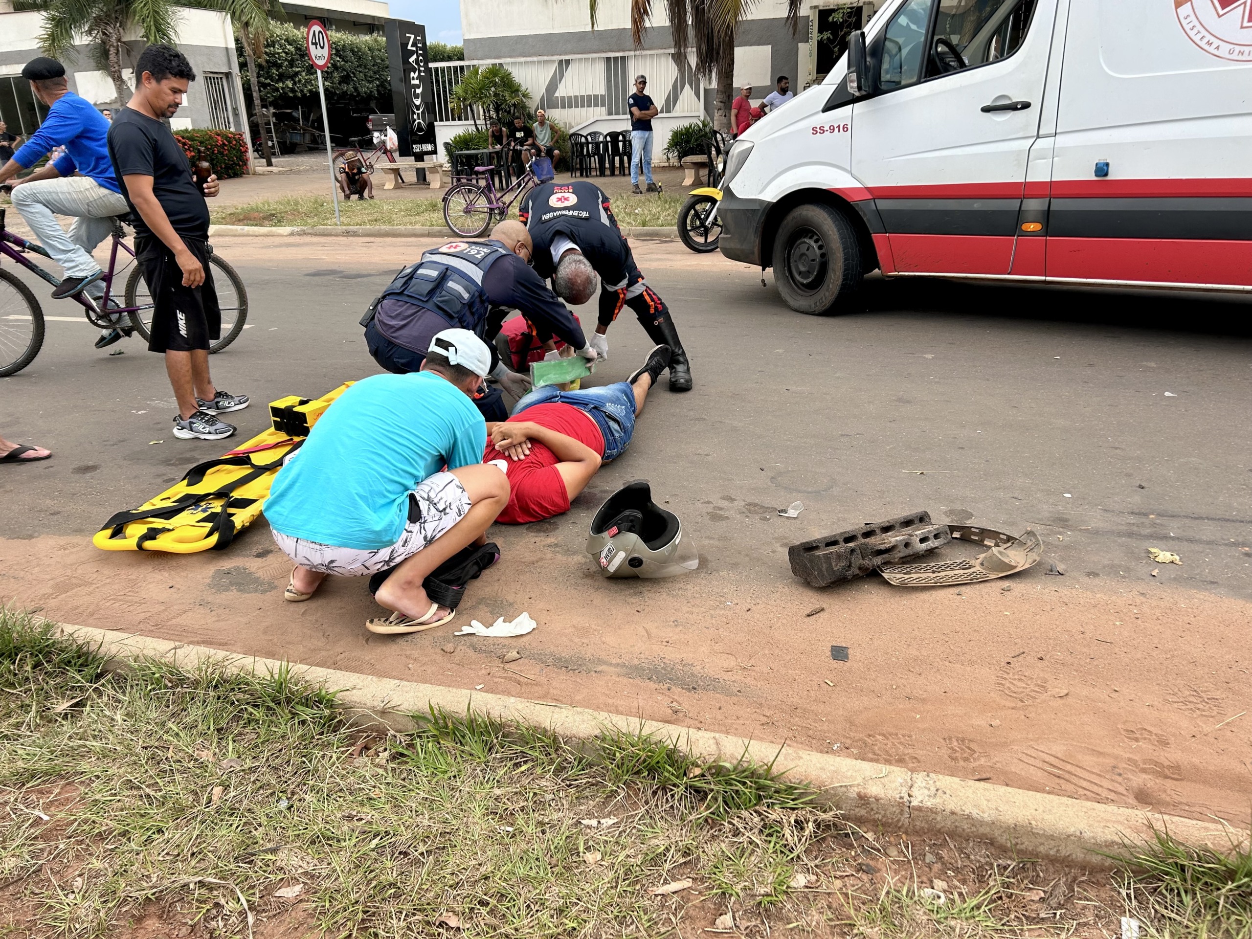 Motociclista invade a preferencial e colide com carro na avenida Jary Mercante