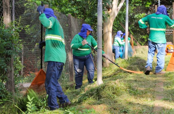 As ações incluíram limpeza geral da área, manutenção do espaço e poda das árvores que circundam a quadra.