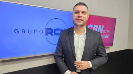 Lucas Bitencourt, no estúdio da rádio CBN Campo Grande 