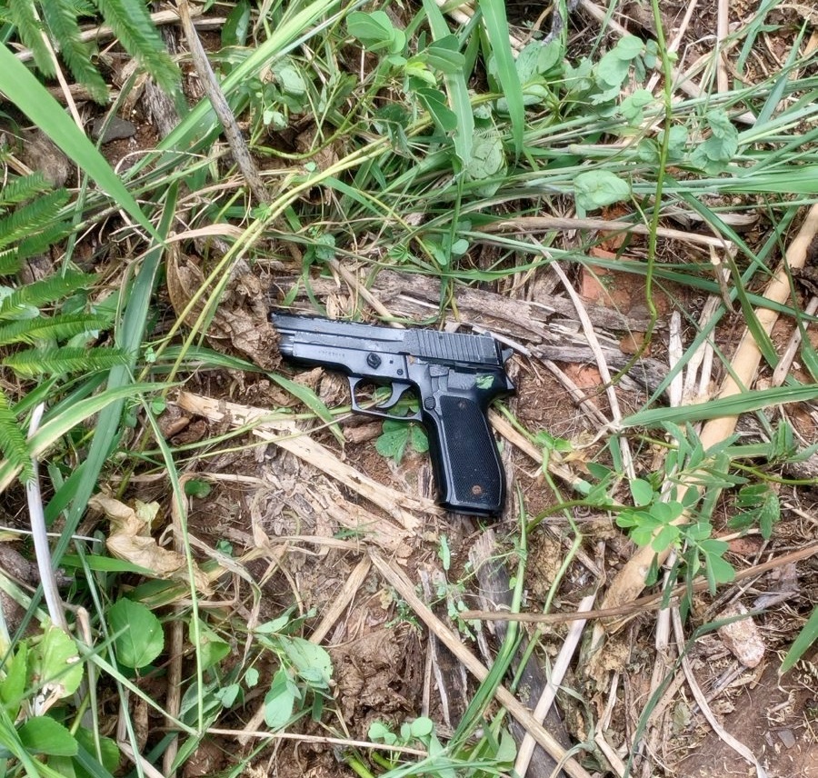 Simulacro de uma pistola utilizado no roubo (Foto: Polícia Civil)