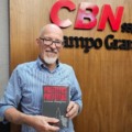 Saulo Monteiro de Souza, no estúdio da rádio CBN Campo Grande