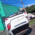 Carro capota em avenida de Três Lagoas na madrugada de Ano Novo