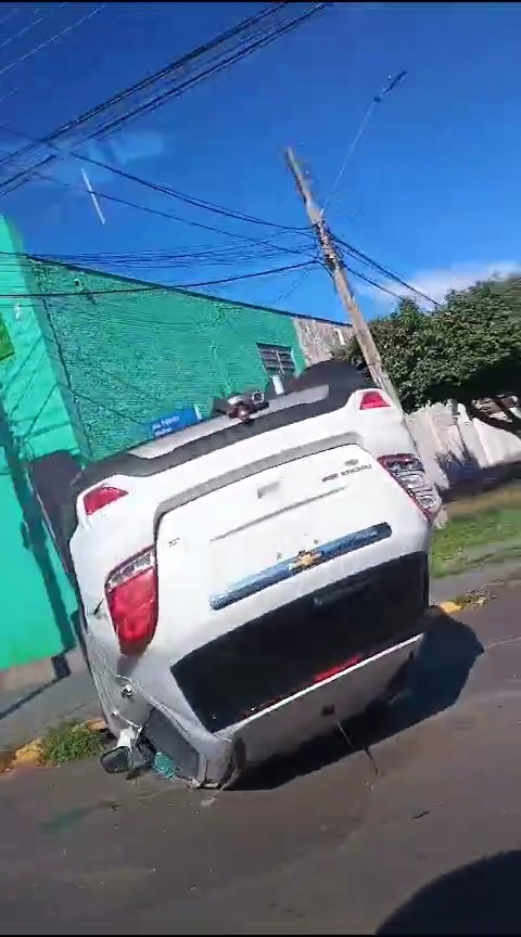 Carro capota em avenida de Três Lagoas na madrugada de Ano Novo