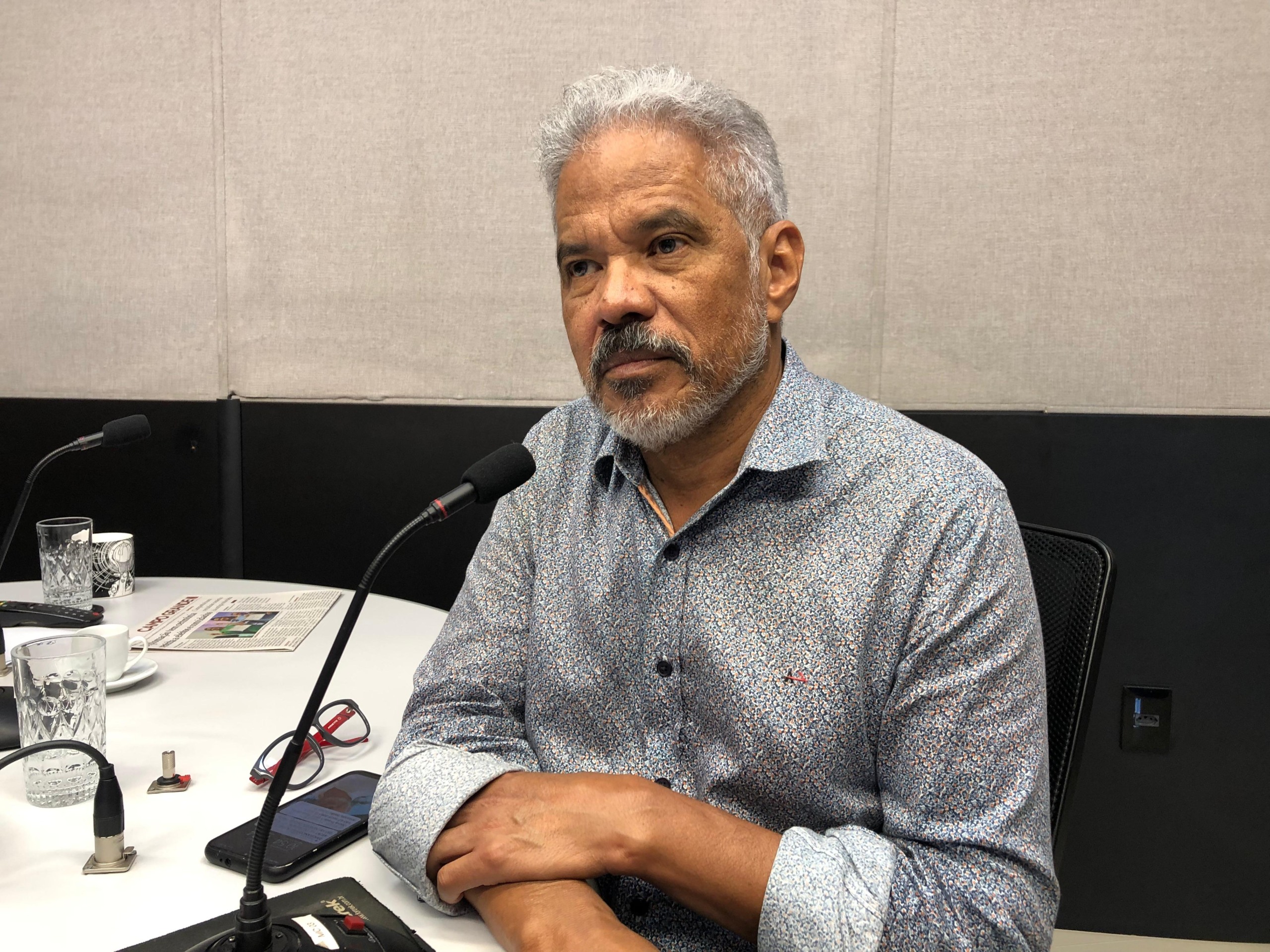 Colunista da CBN Campo Grande, Adilson Trindade faz a analise dos bastidores políticos municipais  | Foto: Gerson Wassouf/CBN -CG