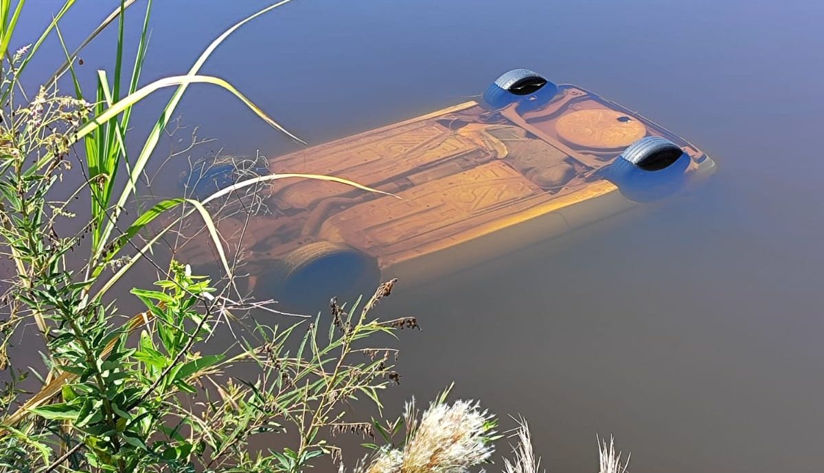 Veículo submerso na zona rural de Brasilândia  | Foto: Reprodução/ Polícia Civil