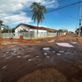 Rua de grande acesso no bairro recebe obras, e ficou danificada com chuvas (Foto: Samuel Ferreira/Cultura FM) 