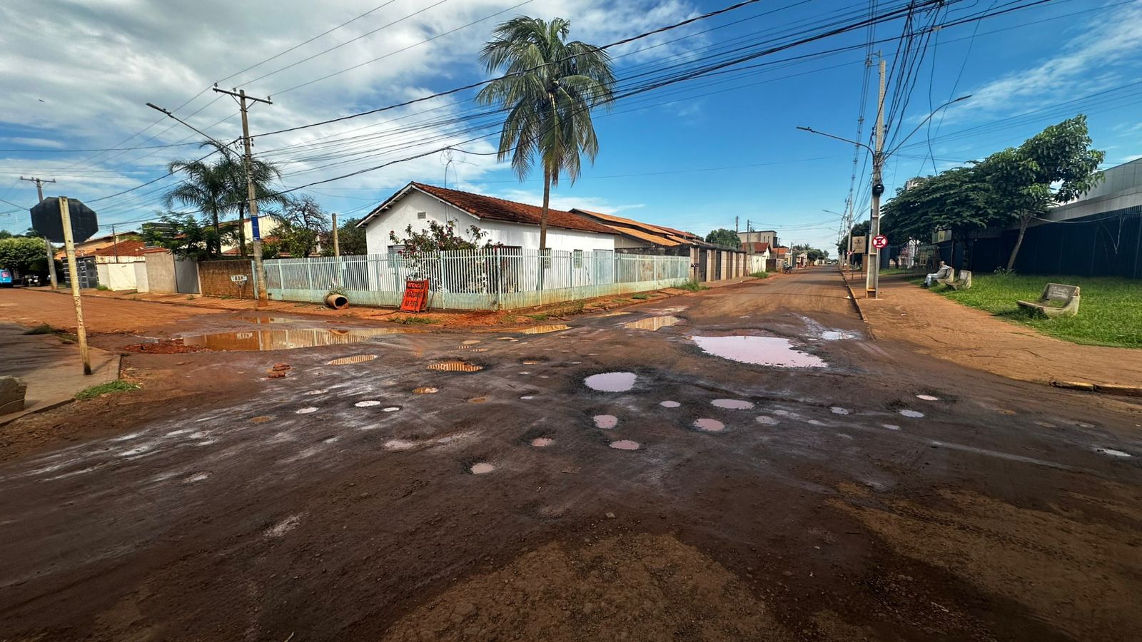 Rua de grande acesso no bairro recebe obras, e ficou danificada com chuvas (Foto: Samuel Ferreira/Cultura FM) 