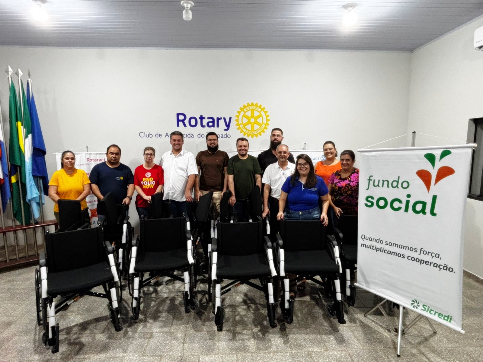 Rotarianos e gerência do Sicredi com as cadeiras de rodas adquiridas (Foto: Nestor Júnior/Cultura FM)