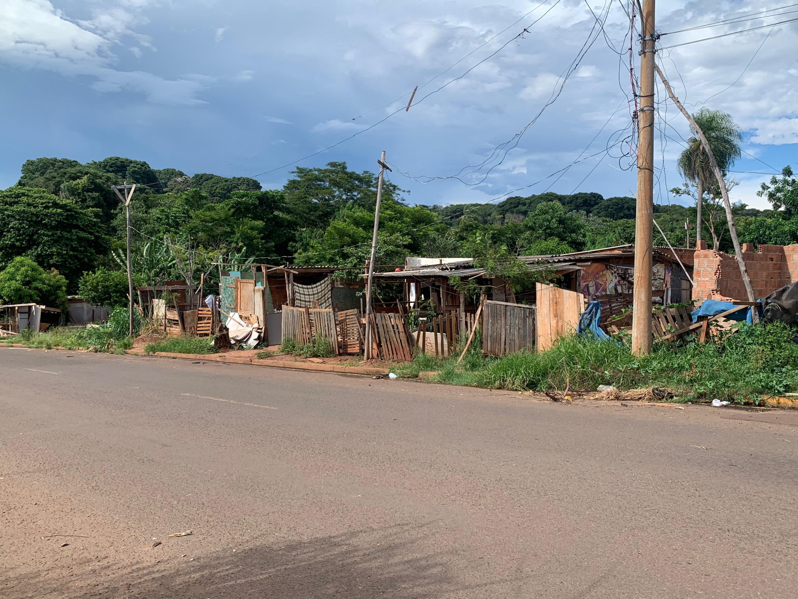 Barracos de famílias da comunidade Mandela que ainda esperam as casas