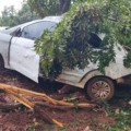 Carro sai da pista na BR-262 após aquaplanagem durante chuva