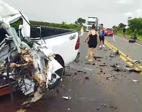 Em vídeo que circula nas redes sociais é possível ver a colisão frontal foi com um caminhão tanque