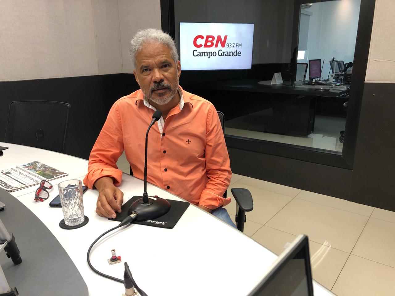 Colunista durante edição de hoje do Jornal CBN Campo Grande.  | Foto: Karina Anunciato/CBN-CG