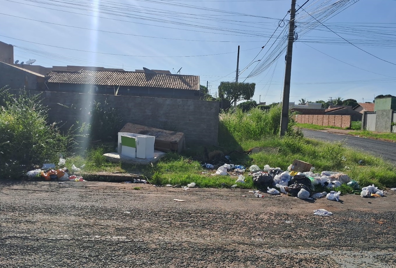 TVC na Rua: moradores descartam lixo em terreno baldio no bairro Santa Rita