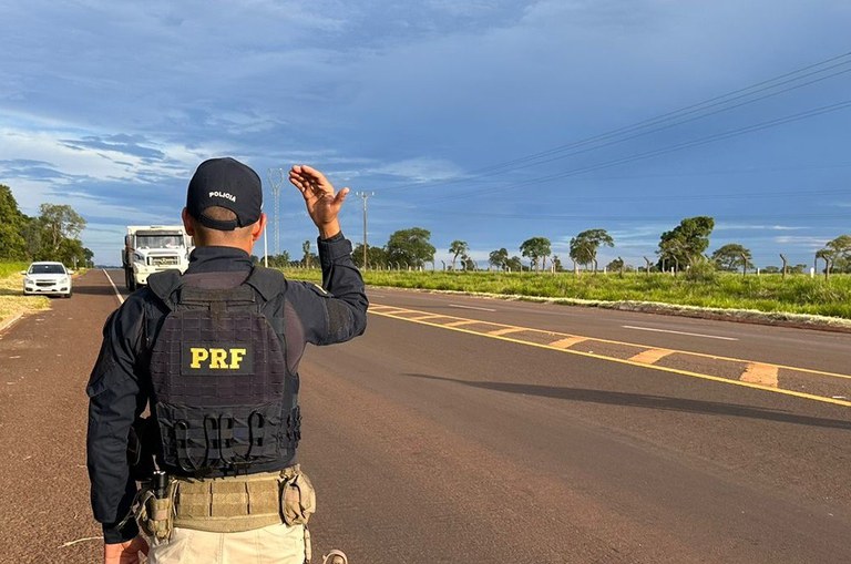 Ao abordar um carro, os policiais encontraram fardos de maconha escondidos no assoalho.