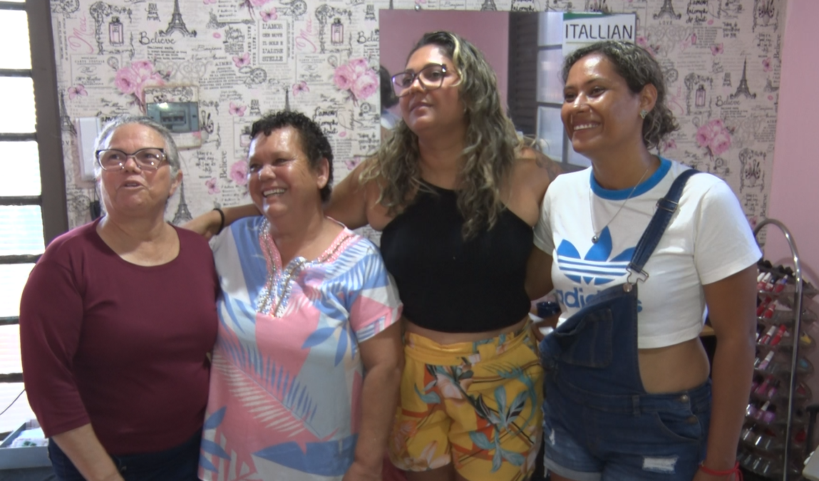 Filha reencontra mãe e a irmã que não conhecia após 34 anos